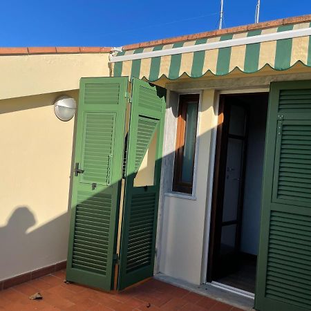Confortevole camera matrimoniale con terrazza condivisa a 500 mt dal mare Marina Di Carrara Esterno foto