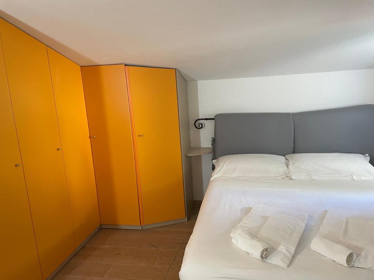 Confortevole camera matrimoniale con terrazza condivisa a 500 mt dal mare Marina Di Carrara Esterno foto