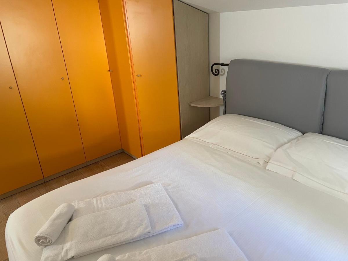 Confortevole camera matrimoniale con terrazza condivisa a 500 mt dal mare Marina Di Carrara Esterno foto