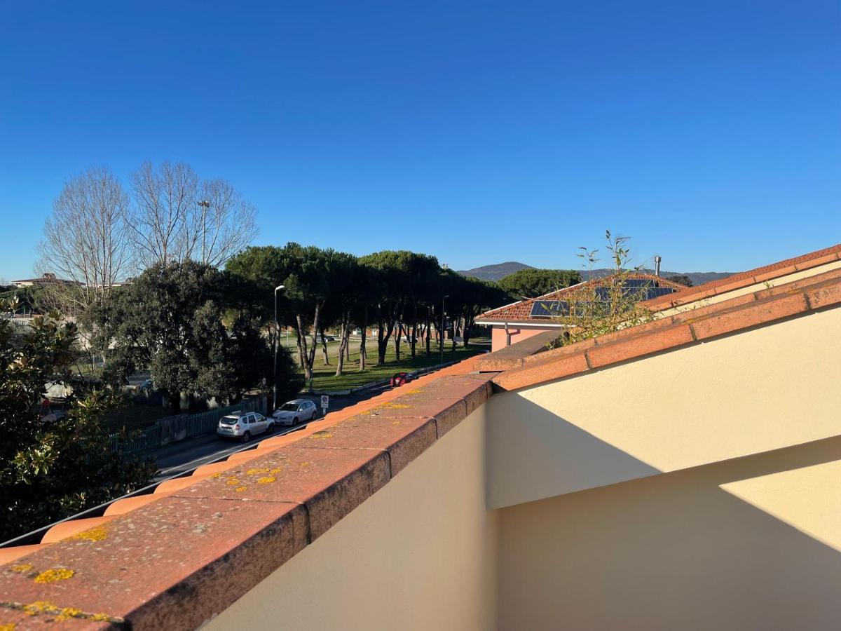 Confortevole camera matrimoniale con terrazza condivisa a 500 mt dal mare Marina Di Carrara Esterno foto